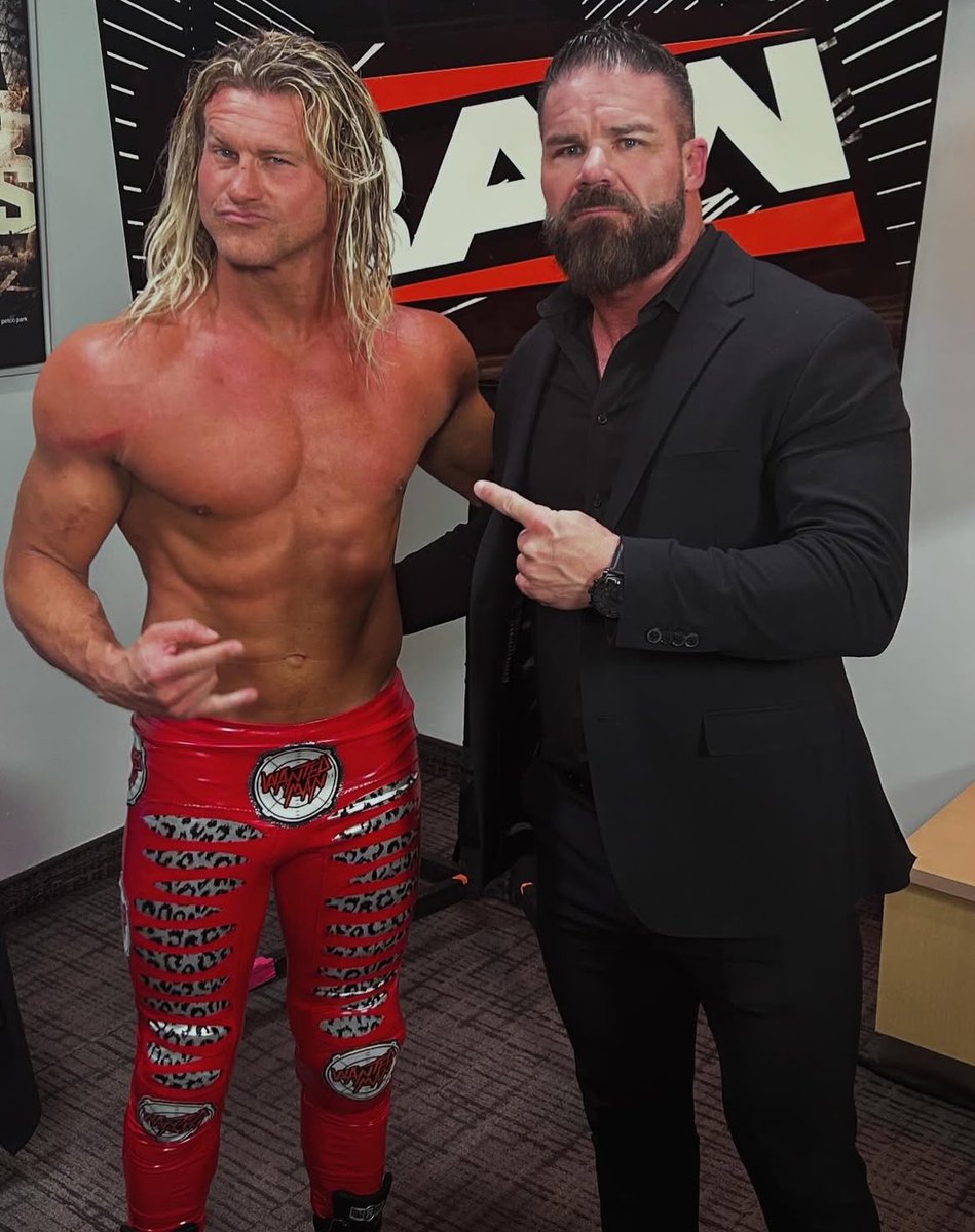Bobby Roode and Ziggler reunion backstage 🤝