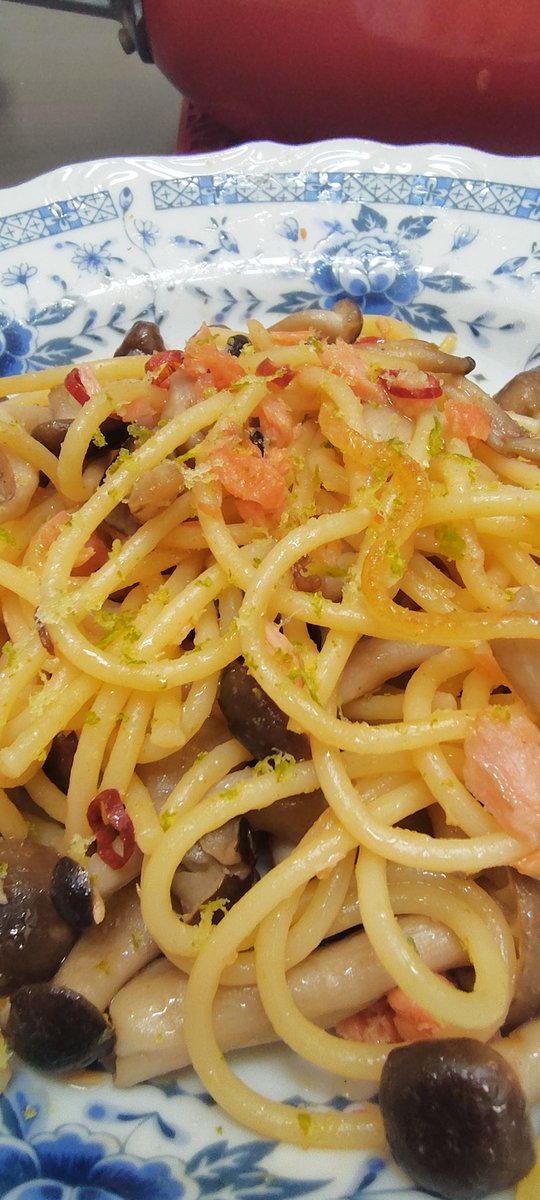 Contrailsaoshi's tweet image. 余ってる鮭フレーク入れて味付けは、ダシ醤油と味の素　仕上げに柚子皮、を摺りおろす👍　めちゃくちゃ旨いよ🤣