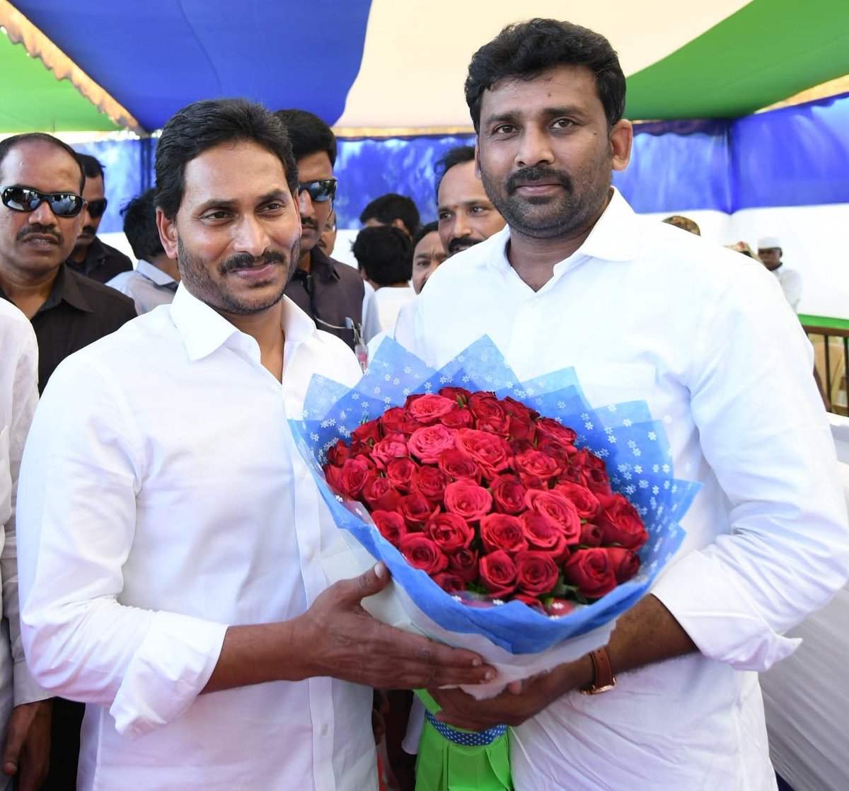YSJ2024's tweet photo. WE STAND WITH VENKAT REDDY ANNA✊️

వైసీపీ అధికార ప్రతినిధి కారుమూరు వెంకటరెడ్డి అరెస్టు.

హైదరాబాద్‌ ఇంట్లో ఉదయం 7 గంటలకు అరెస్టు  చేసిన పోలీసులు. https://t.co/BvzqyB0mtK