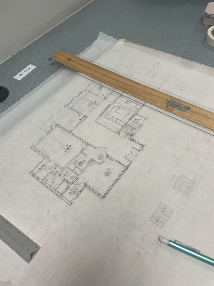 BlinnArch's tweet image. Graphics I is deep into their final project house designs… but before pencils hit the paper, why not kick things off with a push-up competition? 💪📐
Architects in training and built-in workout partners. Only at Blinn Architecture.
#BlinnArchitecture #DesignStudio #StudentLife”