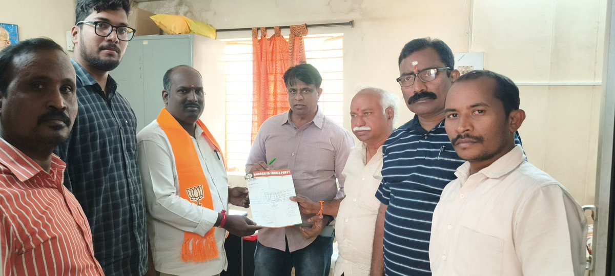 JithenderkBjym's tweet image. హఫీజ్ పేట్ డివిజన్ పరిధిలోని పెండింగ్ సీసీ రోడ్డు,మంచినీటి పైప్ లైన్ లీకేజ్ మరమత్తులు చేయాలని,ఇతర అభివృద్ధి పనులు వెంటనే పూర్తి చేయాలని @Dc21Ghmc డిప్యూటీ కమిషనర్ గారిని,@HMWSSBOnline చందానగర్ సెక్షన్ మేనేజర్ గారిని బీజేపీ నాయకులతో కలిసి వినతిపత్రం ఇవ్వడం జరిగింది.@BJP4Telangana