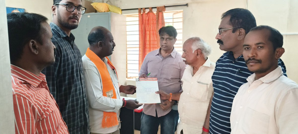 JithenderkBjym's tweet image. హఫీజ్ పేట్ డివిజన్ పరిధిలోని పెండింగ్ సీసీ రోడ్డు,మంచినీటి పైప్ లైన్ లీకేజ్ మరమత్తులు చేయాలని,ఇతర అభివృద్ధి పనులు వెంటనే పూర్తి చేయాలని @Dc21Ghmc డిప్యూటీ కమిషనర్ గారిని,@HMWSSBOnline చందానగర్ సెక్షన్ మేనేజర్ గారిని బీజేపీ నాయకులతో కలిసి వినతిపత్రం ఇవ్వడం జరిగింది.@BJP4Telangana