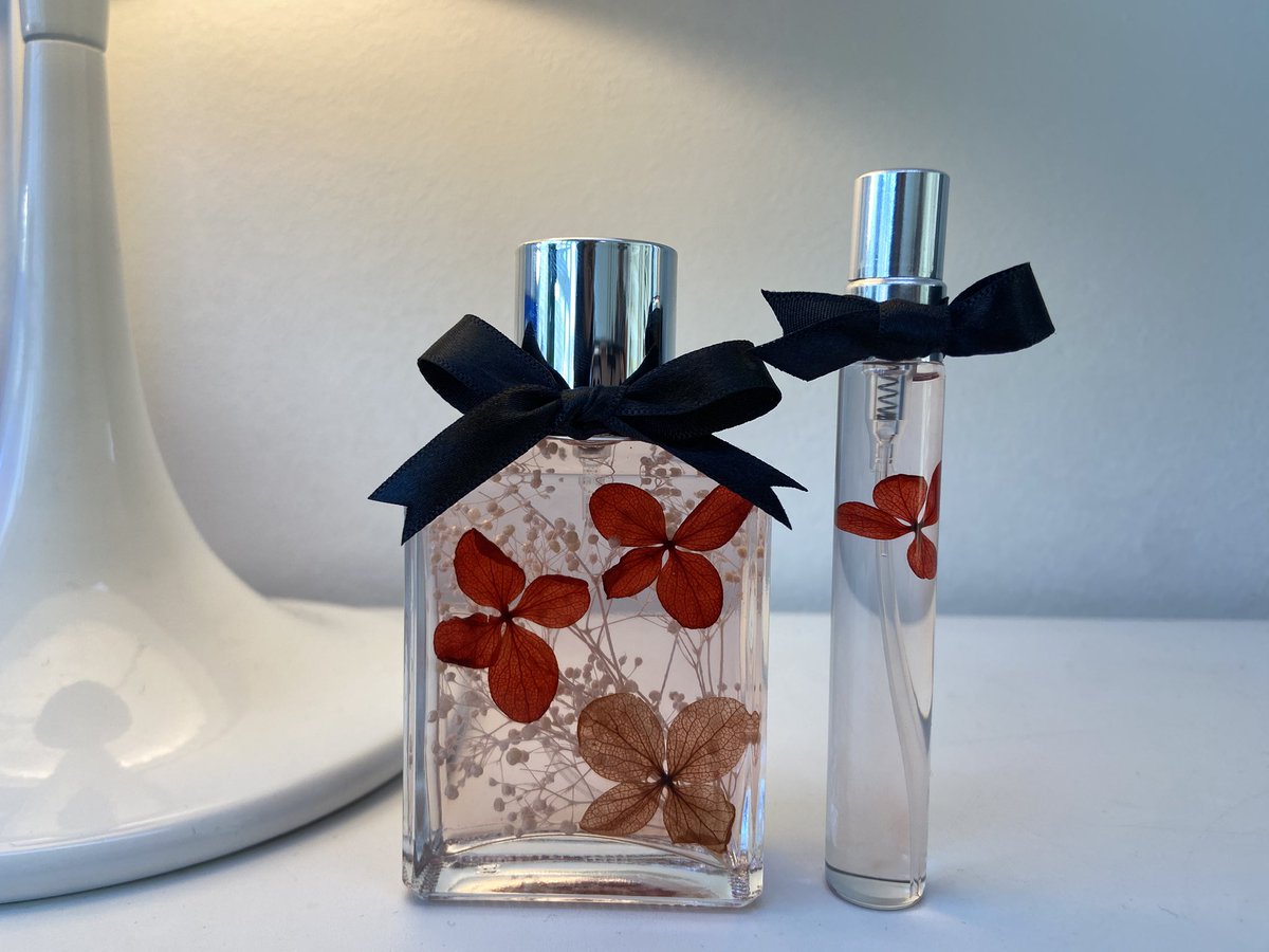 50ml 사각용기와 10ml 스프레이 향수 조합 입니다 !
10ml스프레이타입 향수는 분사형이라 10ml롤온타입보다 사용성이 더 좋아요 😊
다만 향수 리드줄이 있어 플라워를 사용하기가 힘든데, 스프레이 향수에도 색내기를 원하는경우 이렇게 한송이 정도 사용해서 색을 내 드리고 있습니다 🥰