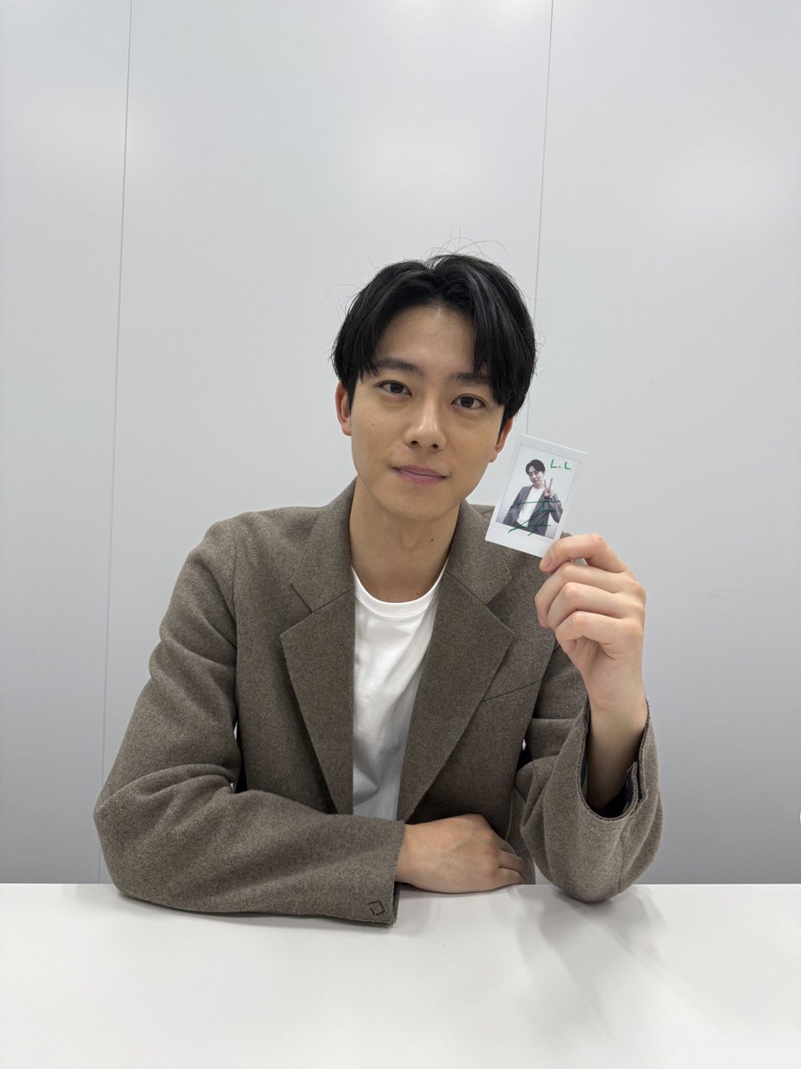 lesenlucke's tweet image. 【🎁プレゼント🎁】
【フォロー＆RTキャンペーン】
 #井上祐貴 のチェキ📷を抽選で1名様にプレゼント！

📱応募方法
1️⃣@lesenluckeをフォロー
2️⃣この投稿をRTもしくは引用RT
⚠️応募締切: 11/28 23:59まで

✏️インタビューはこちら 
note.com/lesenlucke/n/n…