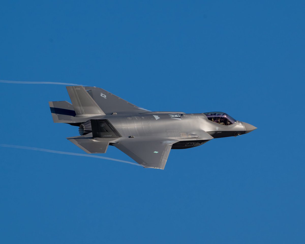 KpAviationPhoto's tweet image. Today’s test flights I caught — 11-17-2025. I’m working on finding out what also flew a test flight. Was told 59-8207 also flew today. 

Strike 61 — F-35A 23-5889 🇺🇸
Lightning 51 — F-35B 59-8208 🇯🇵

Lightning 51 looked clean today with no issues in the air. @LockheedMartin seems…