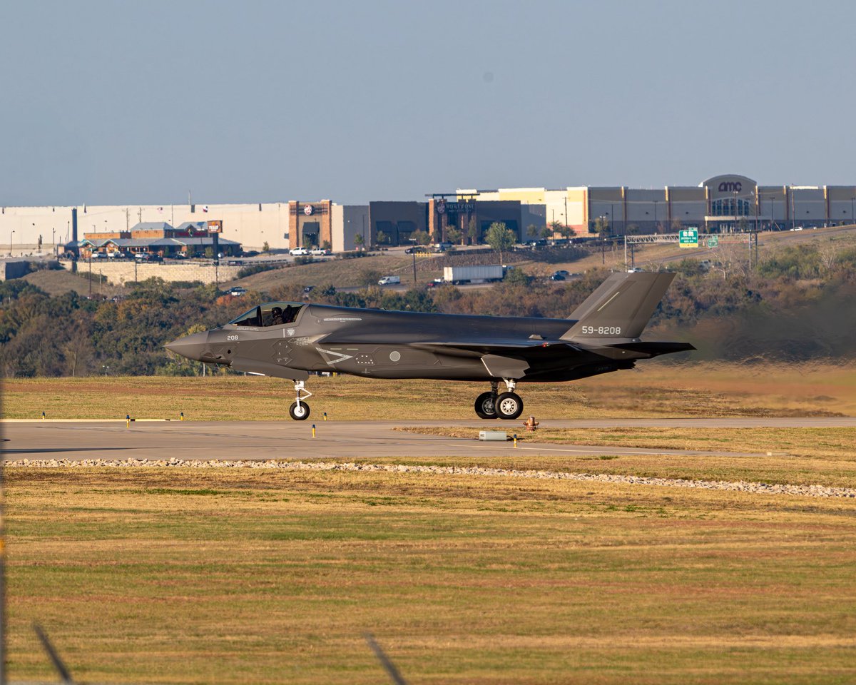 KpAviationPhoto's tweet image. Today’s test flights I caught — 11-17-2025. I’m working on finding out what also flew a test flight. Was told 59-8207 also flew today. 

Strike 61 — F-35A 23-5889 🇺🇸
Lightning 51 — F-35B 59-8208 🇯🇵

Lightning 51 looked clean today with no issues in the air. @LockheedMartin seems…