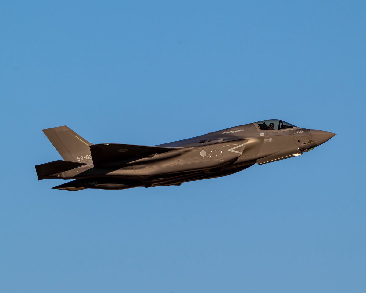 KpAviationPhoto's tweet image. Today’s test flights I caught — 11-17-2025. I’m working on finding out what also flew a test flight. Was told 59-8207 also flew today. 

Strike 61 — F-35A 23-5889 🇺🇸
Lightning 51 — F-35B 59-8208 🇯🇵

Lightning 51 looked clean today with no issues in the air. @LockheedMartin seems…