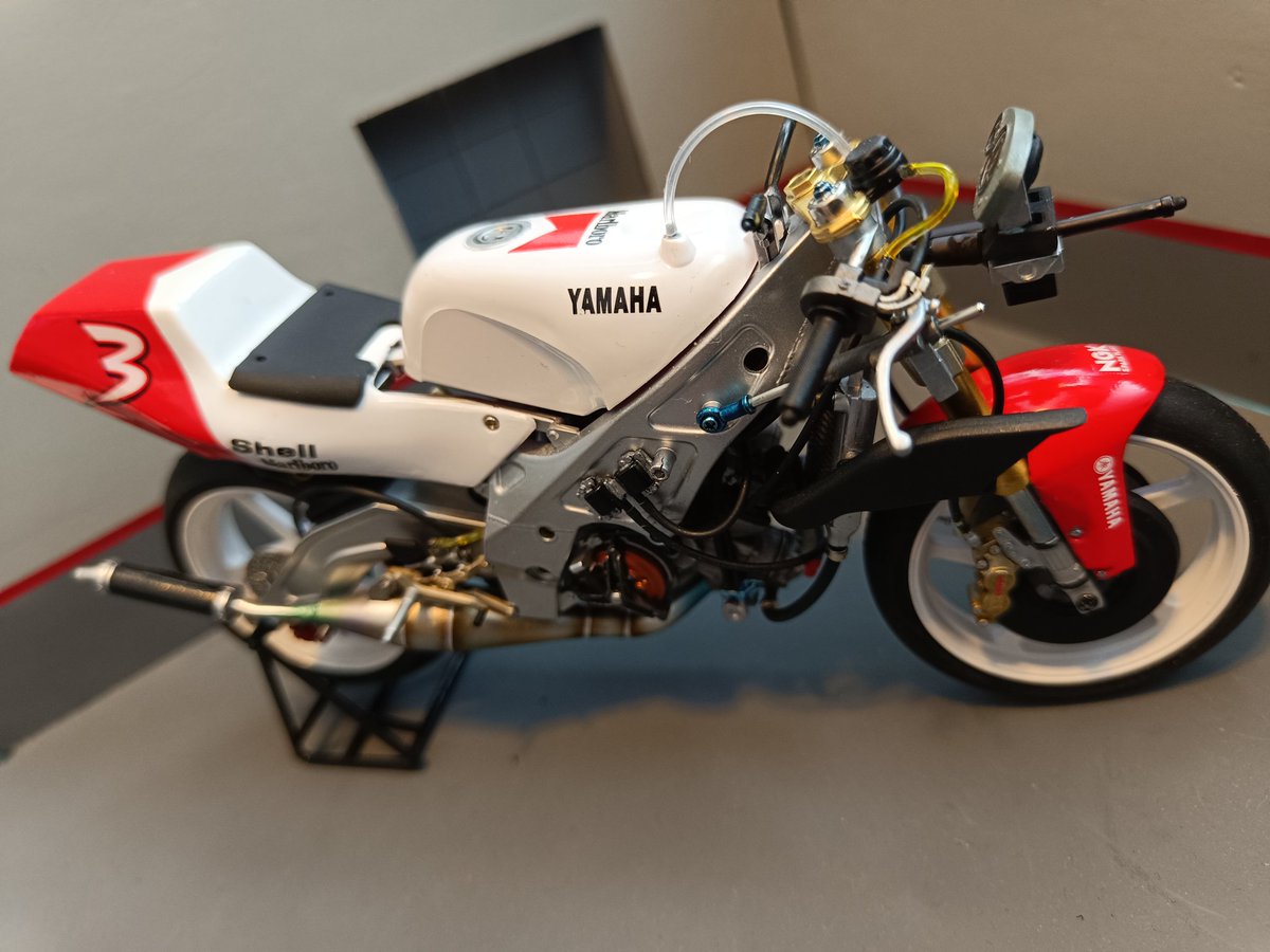 Me habia decidido por hacer una "carreras cliente" pero al final me ha dado por decorarla con Marlboro, ya que tenía calcas y los anagramas grandes los podia dibujar y recortar de una hoja de calca roja😅
#tamiya #yamaha #tz250 #scalemodelbike #scalemodel #modelbike #models