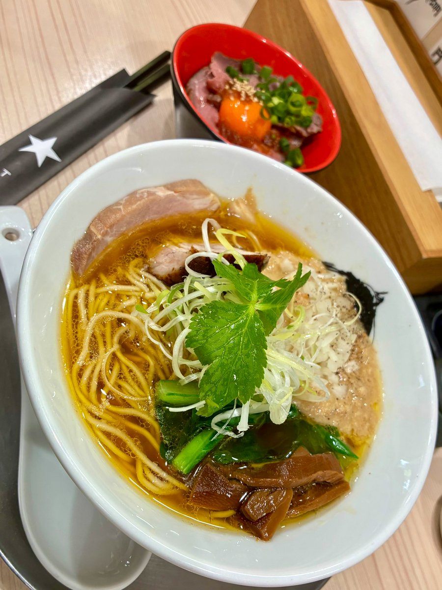 BABA_MUTEKI's tweet photo. ラーメン専科 竹末食堂@下野市
あっさりスペシャル
月見ローストビーフ

YAZAWAの音楽に酔いしれてたらあっという間の着丼🎶

黄金色のスープは鶏の旨味抜群❤️ツルシコストレート麺は啜り心地最高🎵
ホタテペーストを溶いたらまた違う味わいで旨い😋

ロービー丼は見た目から優勝間違いなし💯
ゴッ様 https://t.co/8RgSfYMtyq