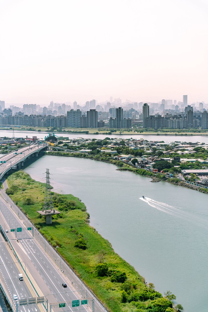 Taiwan_Review's tweet photo. 1991's ambitious #Taipei flood control straightened the #Keelung River in #Nangang, #Neihu & #Songshan dists. Reclaimed land became parks, housing & new roads, shielding the future #Xinyi business district by high levees. More on #Taiwan’s🇹🇼flood prep: ▶️https://t.co/3ki81Htldb https://t.co/fKouW77sJO