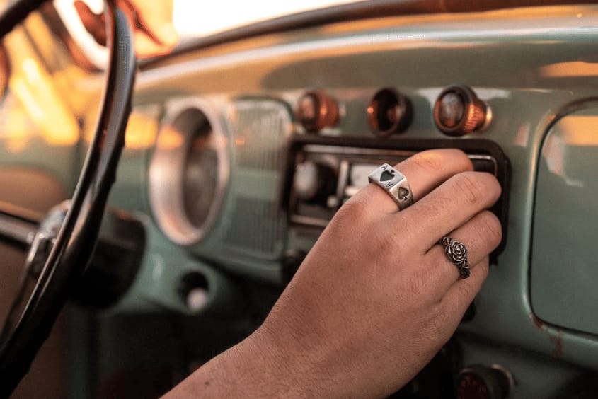 Hayoo jujur sini sama Velix
Siapa yang kalau lagi nyetir sendirian dan radio muter lagu

volume auto MAXIMUM dan nyanyi teriak-teriak? 🤣 

tapi begitu lampu merah, langsung sok cool volumenya dikecilin 🤫

Karena jujyurr..
Velix  juga sering gini sihh😅 #radio
#Crast1078FM