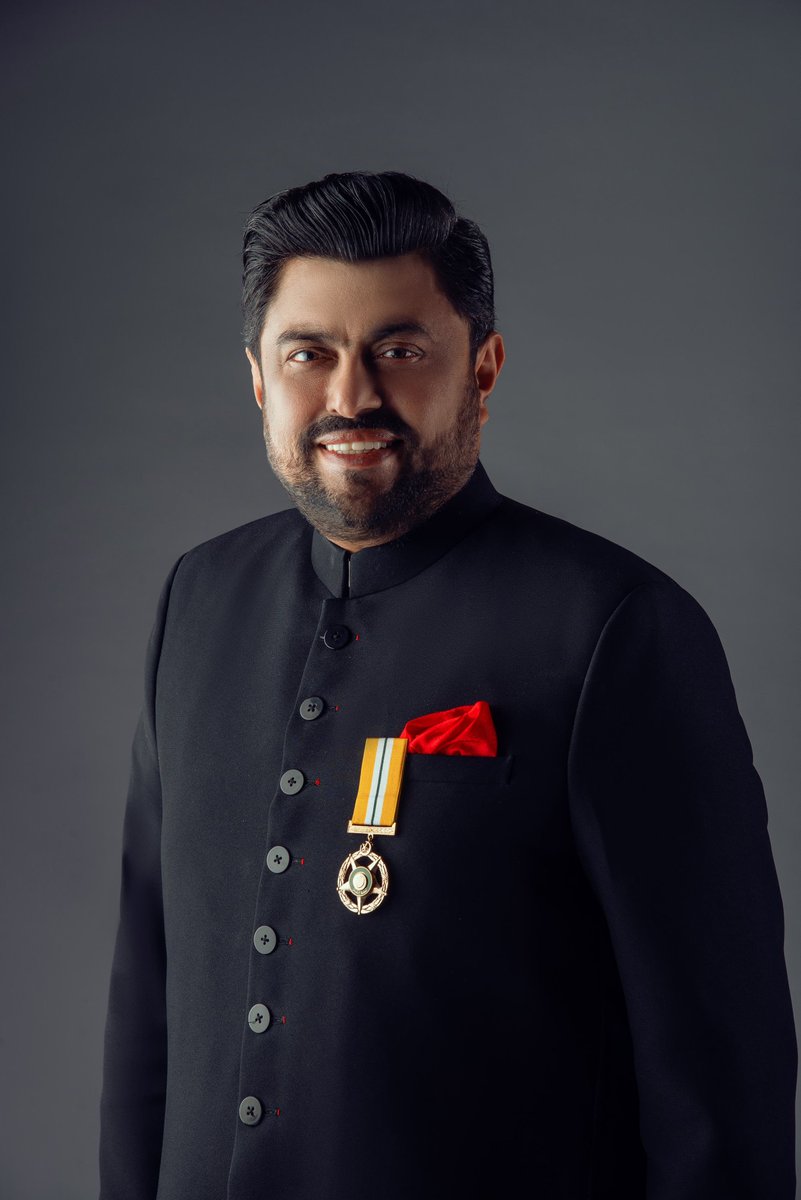 AliSuMiOfficial's tweet photo. عوامی گورنر سندھ کامران خان ٹیسوری بھائ جنھوں نے ہمیشہ نوجوان قیادت کی مدد کی گورنر کا منصب سنبھال کر آئ ٹی سمیت غریبوں کی مدد اور عوام کے لئے گورنر ہاؤس کے دروازے کھولنا ، ایک مثال قائم کی
@Ommiyar @junaidraza01 @NailaQureshi190
@KamranTessoriPk
#AwamiGovernor https://t.co/q853FOoiyU