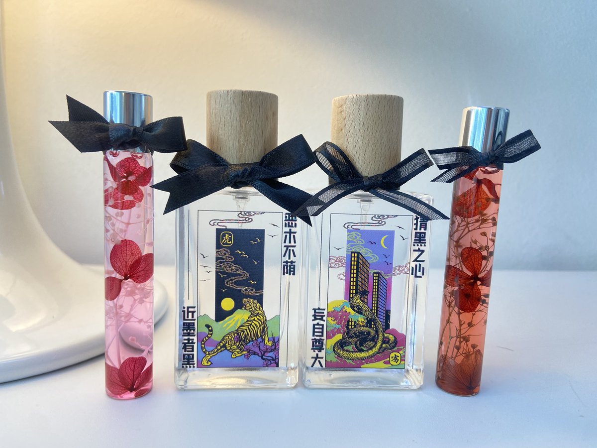 괴담컨셉의 전사이미지향수 였는데, 동양적이면서도 화려한 이미지가 너무 멋졌어요!
전사이미지가 화려하다면 배경에 색이나 꽃을 쓰기보다 깔끔하게 무색으로 제작하시는게 이미지가 더 돋보일수 있어요 😉
대신 10ml 롤온향수에 컬러감있는 꽃을 사용하셨답니다 🌷🌹