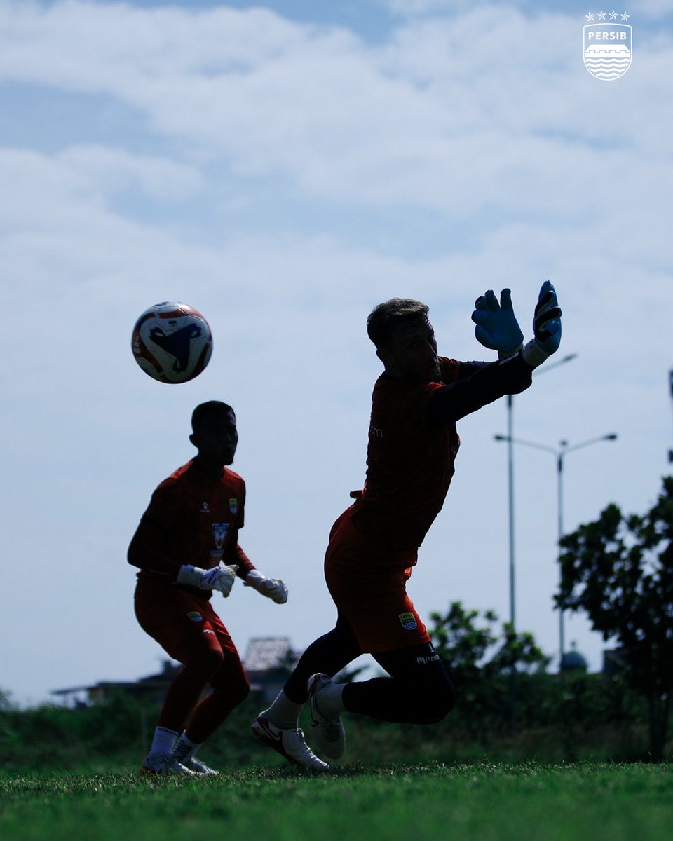 persib's tweet photo. Beberapa hari mendekati pertandingan, tekad melanjutkan tren positif makin menguat💪

Persiapan tim semakin maksimal. Bagaimana dengan persiapan Bobotoh untuk laga vs Dewa United? Sudah siap kembali ke GBLA? 💬

#WeArePERSIB https://t.co/nOkikga2wg