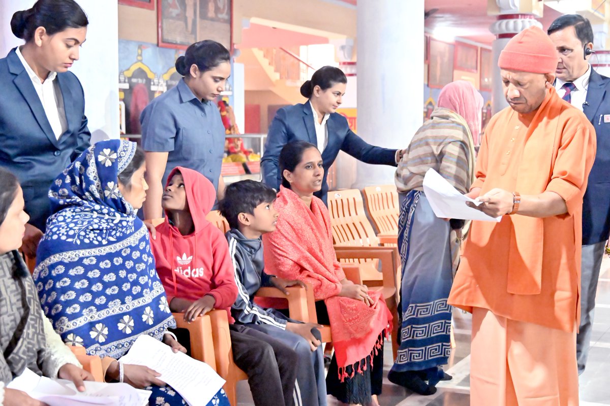 CMOfficeUP's tweet image. जनहित सर्वोपरि की भावना के साथ #UPCM @myogiadityanath ने आज @GorakhnathMndr परिसर में &apos;जनता दर्शन&apos; में विभिन्न जनपदों से आए लोगों की समस्याएं सुनीं।

मुख्यमंत्री जी ने संबंधित अधिकारियों को जनसमस्याओं के निराकरण हेतु निर्देश दिए।

#JantaDarshanUP