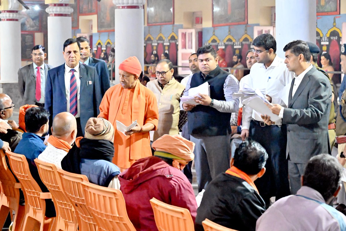 CMOfficeUP's tweet image. जनहित सर्वोपरि की भावना के साथ #UPCM @myogiadityanath ने आज @GorakhnathMndr परिसर में &apos;जनता दर्शन&apos; में विभिन्न जनपदों से आए लोगों की समस्याएं सुनीं।

मुख्यमंत्री जी ने संबंधित अधिकारियों को जनसमस्याओं के निराकरण हेतु निर्देश दिए।

#JantaDarshanUP