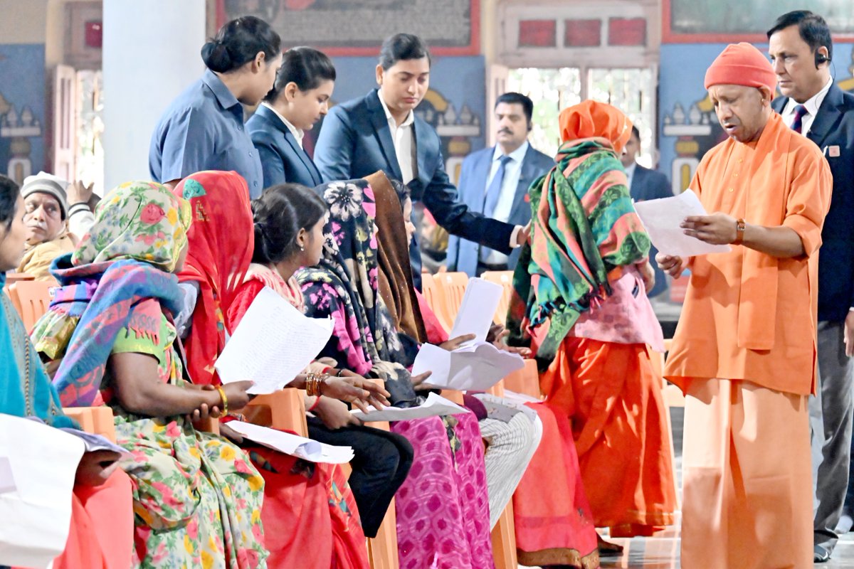 CMOfficeUP's tweet image. जनहित सर्वोपरि की भावना के साथ #UPCM @myogiadityanath ने आज @GorakhnathMndr परिसर में &apos;जनता दर्शन&apos; में विभिन्न जनपदों से आए लोगों की समस्याएं सुनीं।

मुख्यमंत्री जी ने संबंधित अधिकारियों को जनसमस्याओं के निराकरण हेतु निर्देश दिए।

#JantaDarshanUP