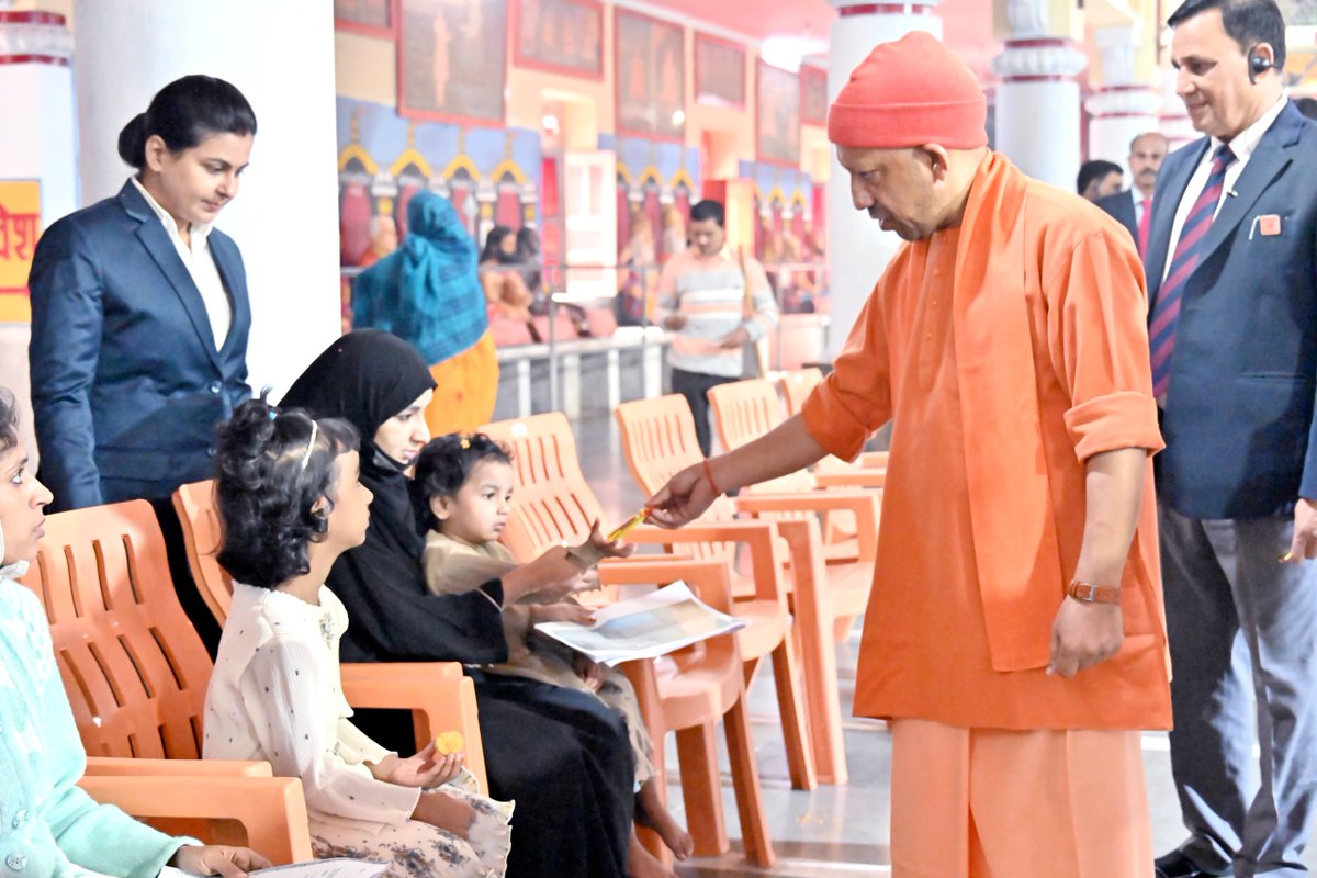 CMOfficeUP's tweet image. जनहित सर्वोपरि की भावना के साथ #UPCM @myogiadityanath ने आज @GorakhnathMndr परिसर में &apos;जनता दर्शन&apos; में विभिन्न जनपदों से आए लोगों की समस्याएं सुनीं।

मुख्यमंत्री जी ने संबंधित अधिकारियों को जनसमस्याओं के निराकरण हेतु निर्देश दिए।

#JantaDarshanUP