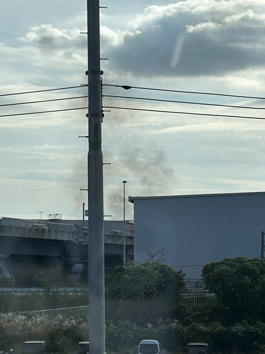 4zlp69FP4c93687's tweet image. 仕事場の隣の高速道路で急に煙が上がった！事故かな😱厚木と海老名の真ん中位？？厚木よりかな！？