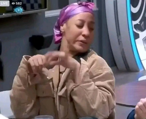 Hlathi didn't give Qhawe and her job a second thought when he did that🤣

ku duma uBavumile in his head...

His other children don't matter... He didn't even think about them seeing him embarrass himself on TV

But she's the one who let him in so serves her right 🤣
#InimbaMzansi