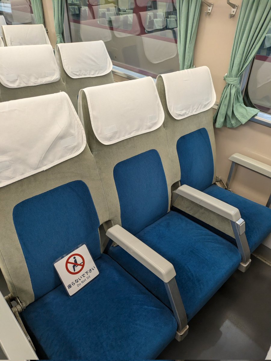 0系新幹線の車内は当時のまま再現しているから驚きだ。掲示板では