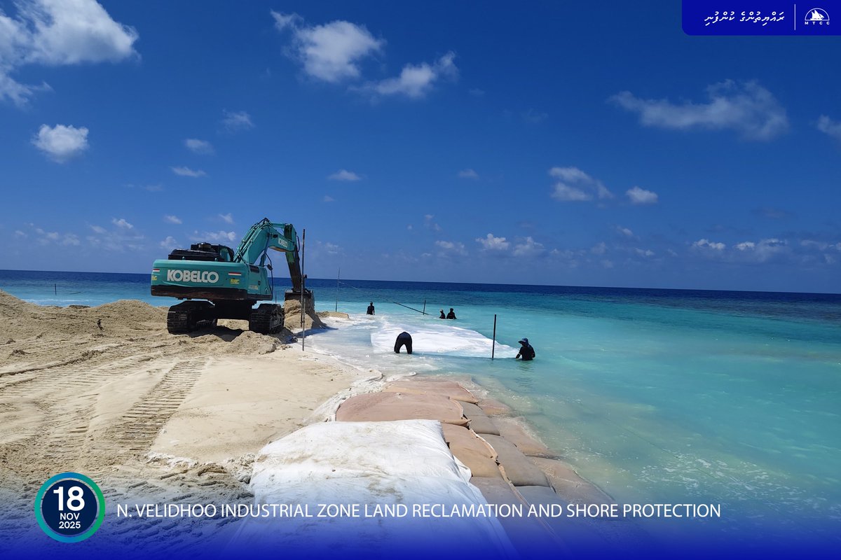 MTCCPlc's tweet image. Project Update: Land Reclamation and Shore Protection of N. Velidhoo  

Geo bag revetment work is ongoing.  

Follow more updates at: projects.mtcc.com.mv #MTCCProjects #TeamMTCC #RayyithungeKunfuni #GaumuBinaakurumugaaMTCC