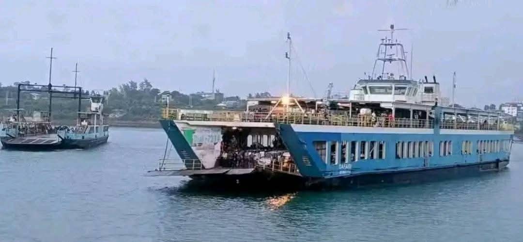 FerryKenya's tweet image. Good morning,
Three ferries are at your service at the Likoni channel.
SAFETY TIP;
1. Embark/disembark aboard as directed by our marshals.
2. Do not sit, lean, or stand on the guard railings.
Safe sail
#ferrykenya #likoniferry  #PSSDTransport #Kenya_Ports #kmakenya #TransportKE