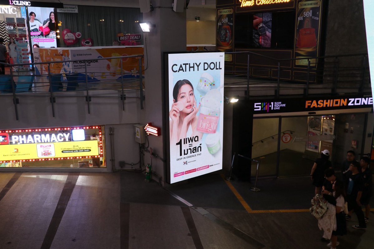 Cathydollclub's tweet image. Faye Peraya is up in Siam!
👑 สยามแตกค่ะ! ป้าย ฝ้าย พีรญา มาแล้ว!
ควีนมาแบบสวยชัด เต็มจอขนาดนี้ 
ใครเจอป้ายสวยๆ อย่าลืมถ่ายรูปมาแชร์กันน้าาา🌟

#CATHYDOLL #CATHYDOLLEssencePad #ฝ้ายพีรญา #FayePeraya
