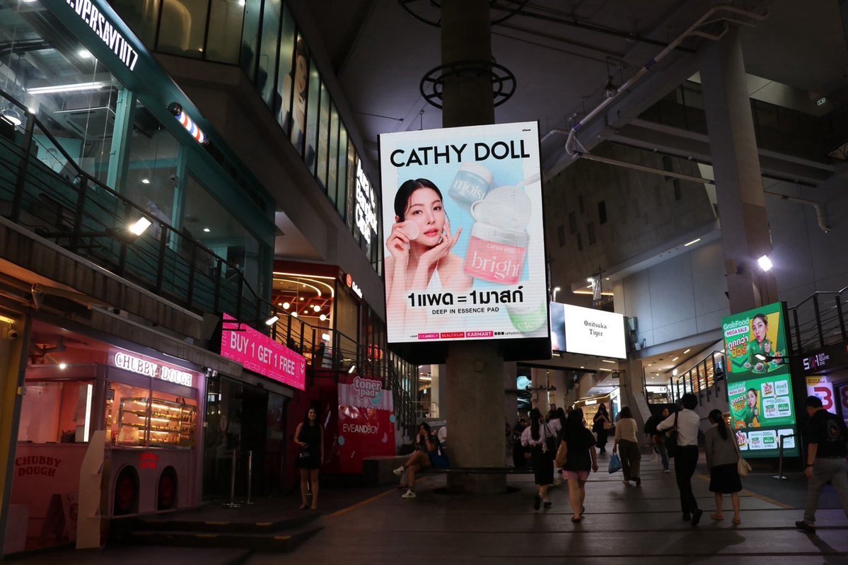 Cathydollclub's tweet image. Faye Peraya is up in Siam!
👑 สยามแตกค่ะ! ป้าย ฝ้าย พีรญา มาแล้ว!
ควีนมาแบบสวยชัด เต็มจอขนาดนี้ 
ใครเจอป้ายสวยๆ อย่าลืมถ่ายรูปมาแชร์กันน้าาา🌟

#CATHYDOLL #CATHYDOLLEssencePad #ฝ้ายพีรญา #FayePeraya
