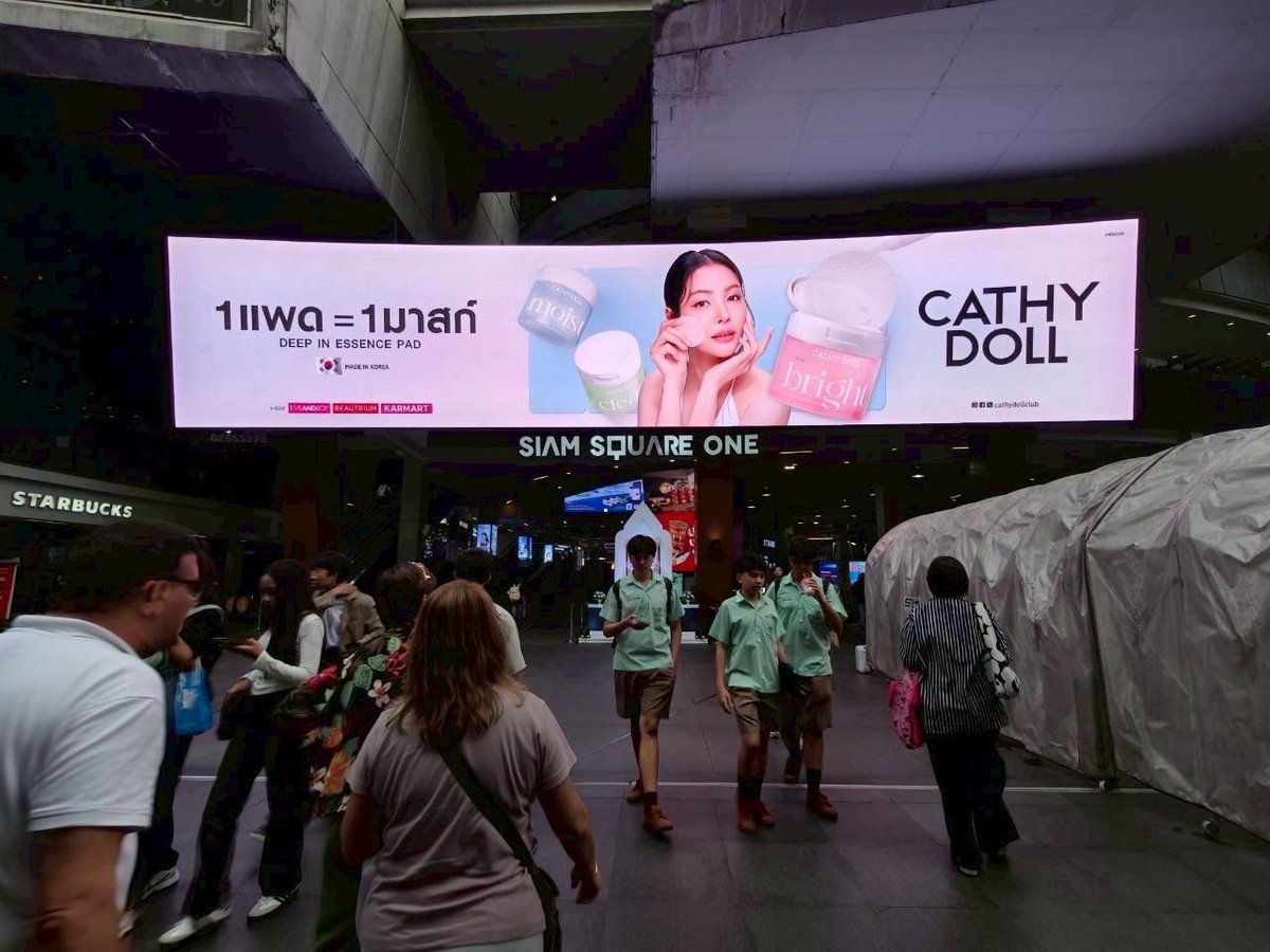 Cathydollclub's tweet image. Faye Peraya is up in Siam!
👑 สยามแตกค่ะ! ป้าย ฝ้าย พีรญา มาแล้ว!
ควีนมาแบบสวยชัด เต็มจอขนาดนี้ 
ใครเจอป้ายสวยๆ อย่าลืมถ่ายรูปมาแชร์กันน้าาา🌟

#CATHYDOLL #CATHYDOLLEssencePad #ฝ้ายพีรญา #FayePeraya