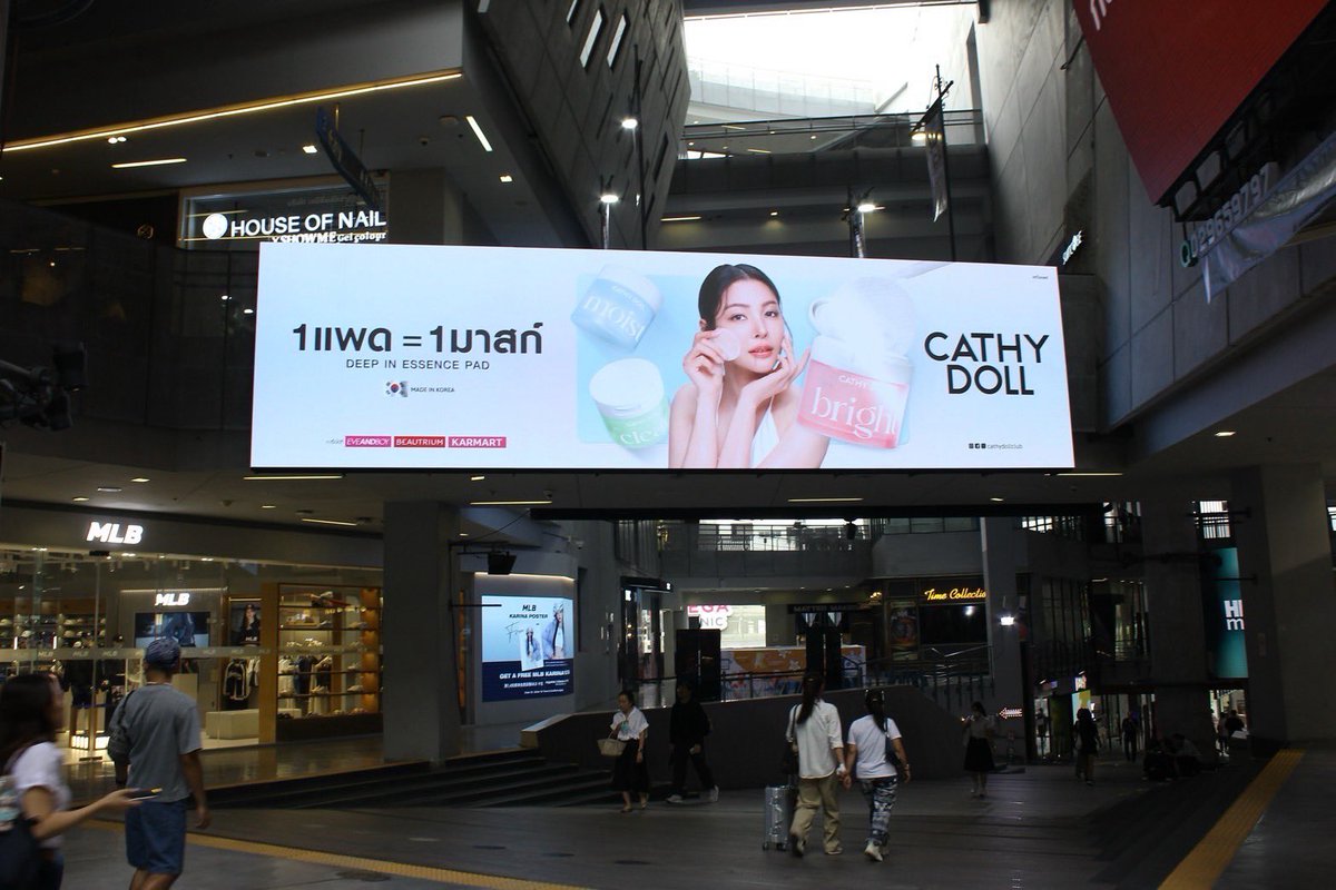 Cathydollclub's tweet image. Faye Peraya is up in Siam!
👑 สยามแตกค่ะ! ป้าย ฝ้าย พีรญา มาแล้ว!
ควีนมาแบบสวยชัด เต็มจอขนาดนี้ 
ใครเจอป้ายสวยๆ อย่าลืมถ่ายรูปมาแชร์กันน้าาา🌟

#CATHYDOLL #CATHYDOLLEssencePad #ฝ้ายพีรญา #FayePeraya