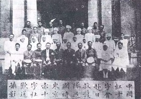 zmx8067's tweet image. 圖1：1923年，中國紅十字醫護隊前往日本幫助救援關東大地震傷員。

圖2：1942年，日本僧侶將寺廟的銅鐘捐獻，熔鑄成子彈用於侵略中國。

🇨🇳🇯🇵這顯示了日本的某些民族特性。