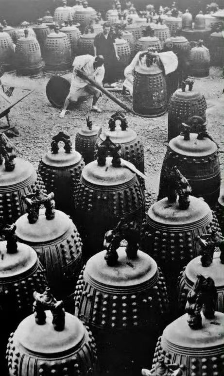 zmx8067's tweet image. 圖1：1923年，中國紅十字醫護隊前往日本幫助救援關東大地震傷員。

圖2：1942年，日本僧侶將寺廟的銅鐘捐獻，熔鑄成子彈用於侵略中國。

🇨🇳🇯🇵這顯示了日本的某些民族特性。