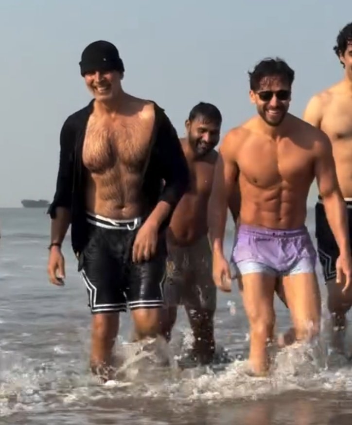 Shivam__tanishq's tweet image. Are those 6 pack abs man 😭🔥 Akshay Kumar is in one the best physique of his life that too at the age of 58 . He is looking so jacked 🔥

#AkshayKumar