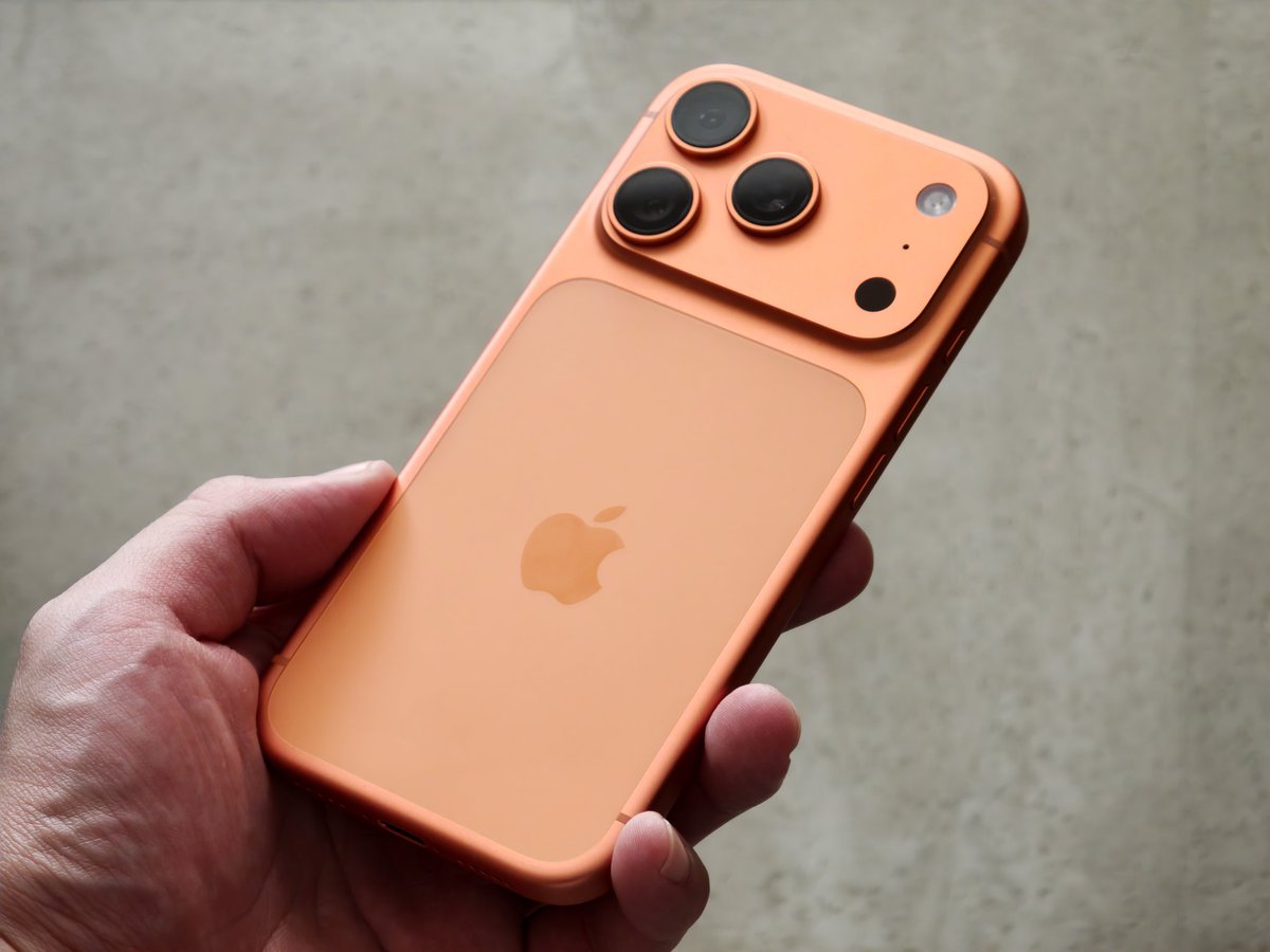 Paraph14's tweet image. iPhone 17 Proを試用してるんだけど、丸みがあって持ち心地はとてもいい。
ただやっぱりデザインとツートーンカラーが未だに慣れないな…