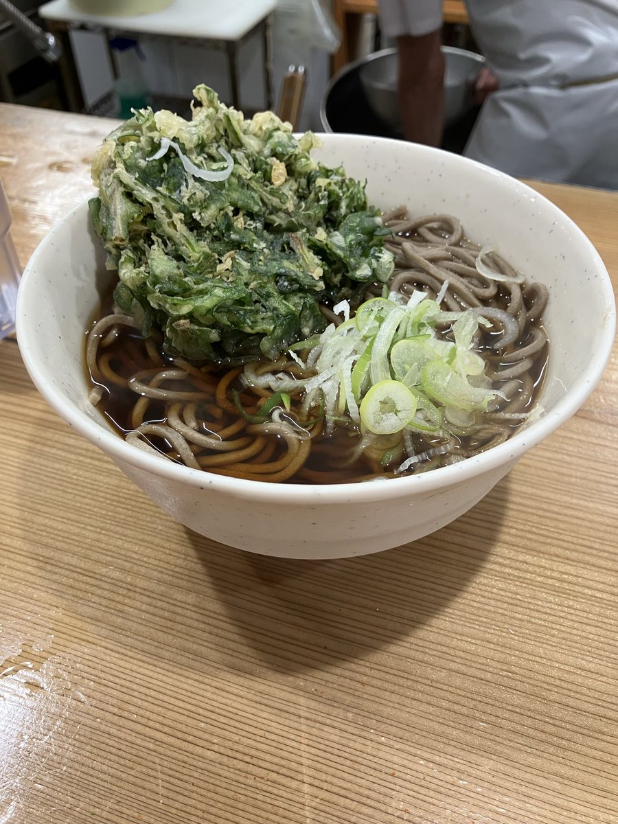 そば処二葉@神田
春菊天そば大盛り¥500
そば☺️つゆ☺️天ぷら☺️

今日も蕎麦日和🍂大盛り無料は男のロマン✨ごちそうさまでした

#立ちそば日記🥰☺️🙂🙁😞