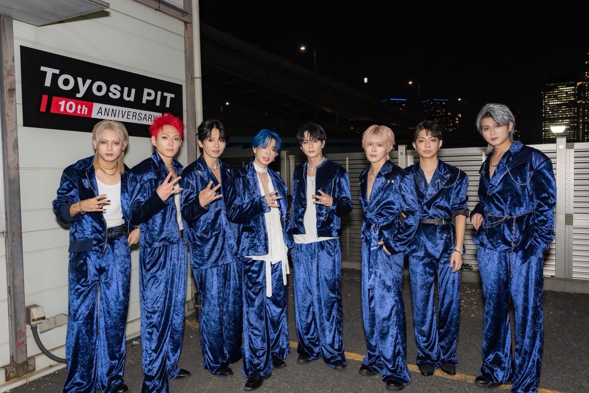 uandpiaofficial's tweet photo. 【11/17 U&pia 3rd ONE-MAN LIVE “Oasis”
豊洲PITありがとうございました‼️】

昨日のステージは、メンバー8人の力だけでは絶対に辿り着けない景色でした。
準備期間の数ヶ月、国内外のイベント、海外遠征、リハーサル、ミッション企画、未来チケット、EP制作、照明・映像・衣装の調整——そのすべてが、1���の点に向かって積み重なり、ようやく「Oasis」という形になりました。

そしてその中心にいてくれたのは、応援してくださる“あなた”です。
毎日のいいねやコメント、ミッションへの参加、ハッシュタグの拡散、声援、拍手、手紙、遠征先からのメッセージ…
ひとつひとつの想いが、私たちの大きな力になりました。

豊洲PITという大きなステージに立てたのは、奇跡でも偶然でもなく、
あなたがU&piaに居場所を作ってくれたからです。

今回のワンマンは、音源・振付・構成・映像・ステージング…ありとあらゆる部分をゼロから磨き、
この日のためにメンバーもスタッフも全員で走ってきました。
早朝のリハーサル、深夜の打ち合わせ、海外との往復、そして何度も重ねた修正。
見えないところまで含めて、全てが「U&piaをもっと良いものにしたい」という気持ち一つでした。

ステージから見えた景色は本当に圧巻でした。
青い光、掲げられたボード、たくさんの笑顔、涙、そして熱。
あの瞬間に、U&piaはまたひとつ大きくなれたと思います。

この日を一緒に作ってくれた皆さん、
直接会場に来てくれた方も、遠くから応援してくれた方も、
本当に、本当にありがとうございました。

“Oasis”はここで終わりではなく、ここから広がっていきます。
今日の余韻も、大きくなった勇気も、次に続いていく未来も、全部あなたと一緒に歩いていきたいです。

これからもU&piaを、どうかよろしくお願いします。

心からの感謝を込めて。
U&pia

Photo by 燿さん@opera_yo

#uandpia #エンピ #ユーエンピー #Story_To_Oasis  #Project_UP