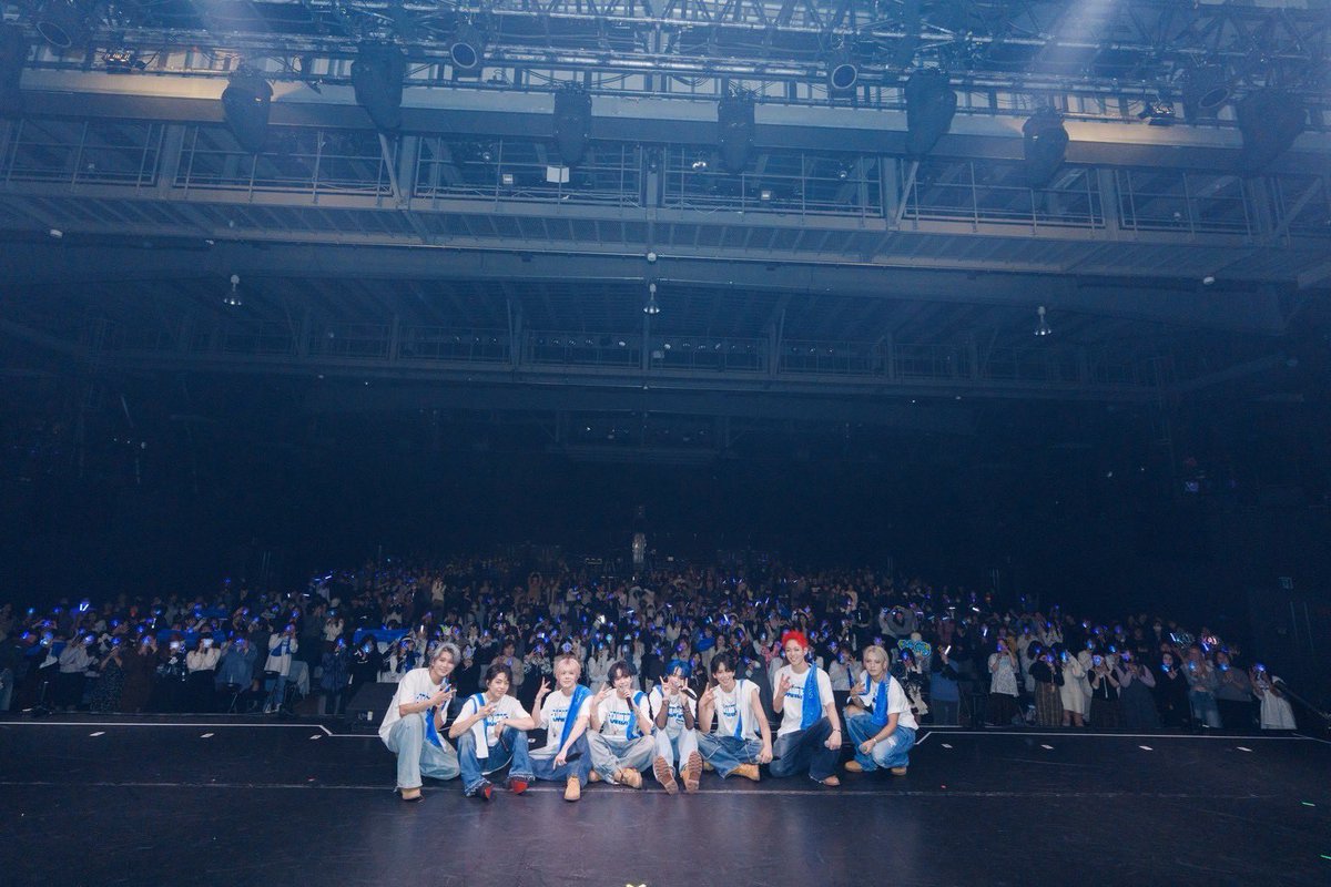 uandpiaofficial's tweet photo. 【11/17 U&pia 3rd ONE-MAN LIVE “Oasis”
豊洲PITありがとうございました‼️】

昨日のステージは、メンバー8人の力だけでは絶対に辿り着けない景色でした。
準備期間の数ヶ月、国内外のイベント、海外遠征、リハーサル、ミッション企画、未来チケット、EP制作、照明・映像・衣装の調整——そのすべてが、1���の点に向かって積み重なり、ようやく「Oasis」という形になりました。

そしてその中心にいてくれたのは、応援してくださる“あなた”です。
毎日のいいねやコメント、ミッションへの参加、ハッシュタグの拡散、声援、拍手、手紙、遠征先からのメッセージ…
ひとつひとつの想いが、私たちの大きな力になりました。

豊洲PITという大きなステージに立てたのは、奇跡でも偶然でもなく、
あなたがU&piaに居場所を作ってくれたからです。

今回のワンマンは、音源・振付・構成・映像・ステージング…ありとあらゆる部分をゼロから磨き、
この日のためにメンバーもスタッフも全員で走ってきました。
早朝のリハーサル、深夜の打ち合わせ、海外との往復、そして何度も重ねた修正。
見えないところまで含めて、全てが「U&piaをもっと良いものにしたい」という気持ち一つでした。

ステージから見えた景色は本当に圧巻でした。
青い光、掲げられたボード、たくさんの笑顔、涙、そして熱。
あの瞬間に、U&piaはまたひとつ大きくなれたと思います。

この日を一緒に作ってくれた皆さん、
直接会場に来てくれた方も、遠くから応援してくれた方も、
本当に、本当にありがとうございました。

“Oasis”はここで終わりではなく、ここから広がっていきます。
今日の余韻も、大きくなった勇気も、次に続いていく未来も、全部あなたと一緒に歩いていきたいです。

これからもU&piaを、どうかよろしくお願いします。

心からの感謝を込めて。
U&pia

Photo by 燿さん@opera_yo

#uandpia #エンピ #ユーエンピー #Story_To_Oasis  #Project_UP