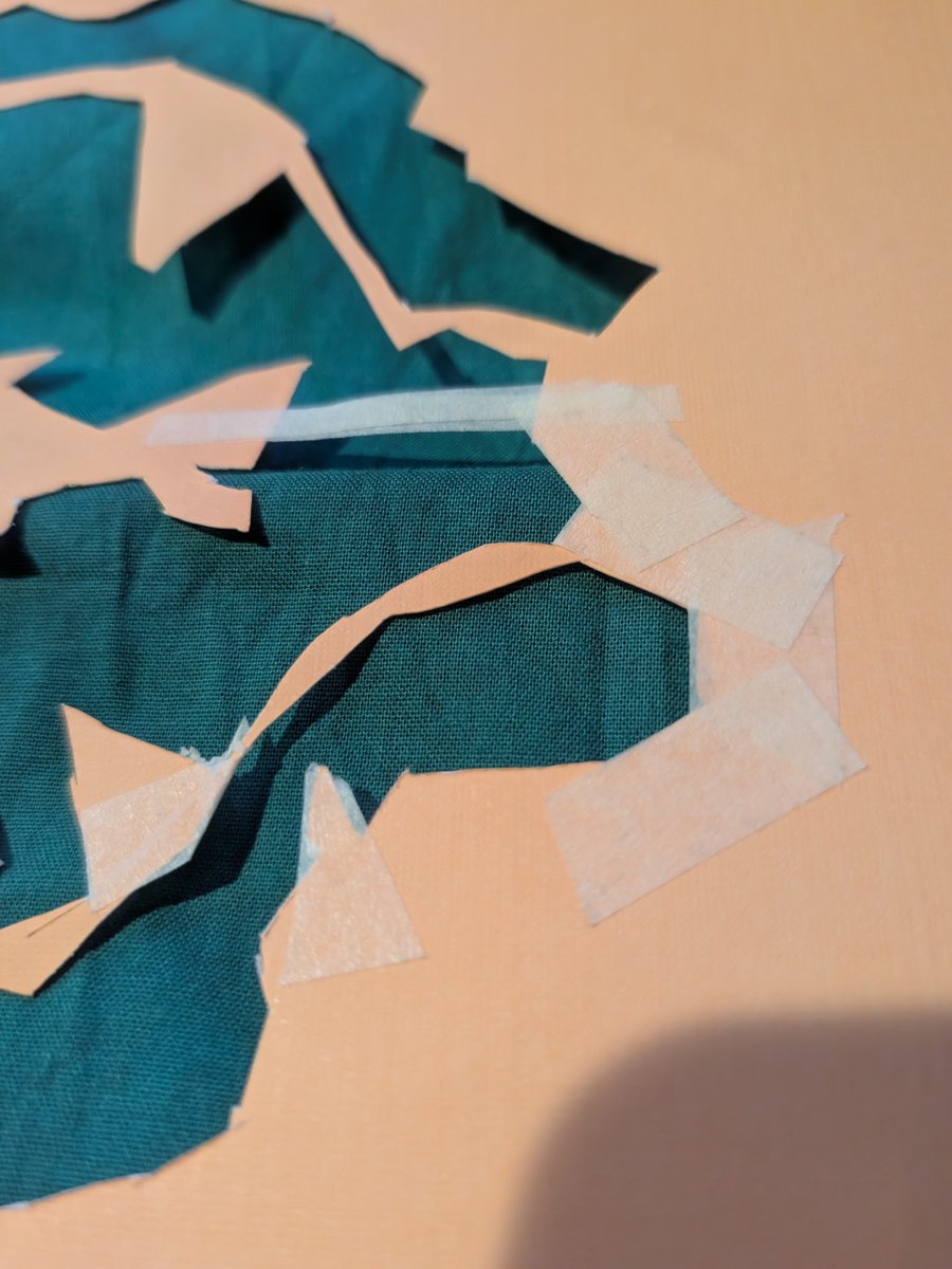 _Doncella's tweet image. Hora de hacer un estencil. 
Mi exacto le faltó filo 🫠 espero que el reforzamiento con cinta adhesiva me de bordes para delinear después. 

Usaré cloro/lejía para degradar el color de la tela en la zona y luego, si tal, acrílico blanco por que la marca es como hueso o decolorado.