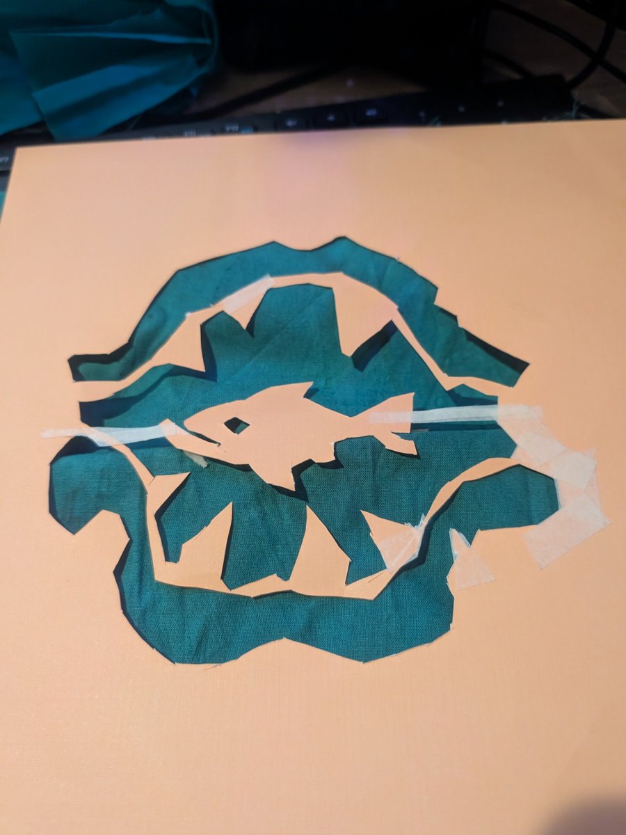 _Doncella's tweet image. Hora de hacer un estencil. 
Mi exacto le faltó filo 🫠 espero que el reforzamiento con cinta adhesiva me de bordes para delinear después. 

Usaré cloro/lejía para degradar el color de la tela en la zona y luego, si tal, acrílico blanco por que la marca es como hueso o decolorado.