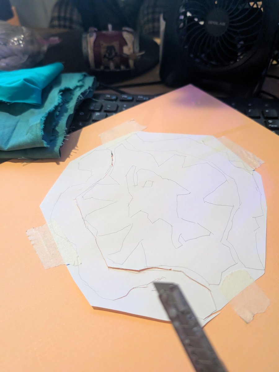 _Doncella's tweet image. Hora de hacer un estencil. 
Mi exacto le faltó filo 🫠 espero que el reforzamiento con cinta adhesiva me de bordes para delinear después. 

Usaré cloro/lejía para degradar el color de la tela en la zona y luego, si tal, acrílico blanco por que la marca es como hueso o decolorado.