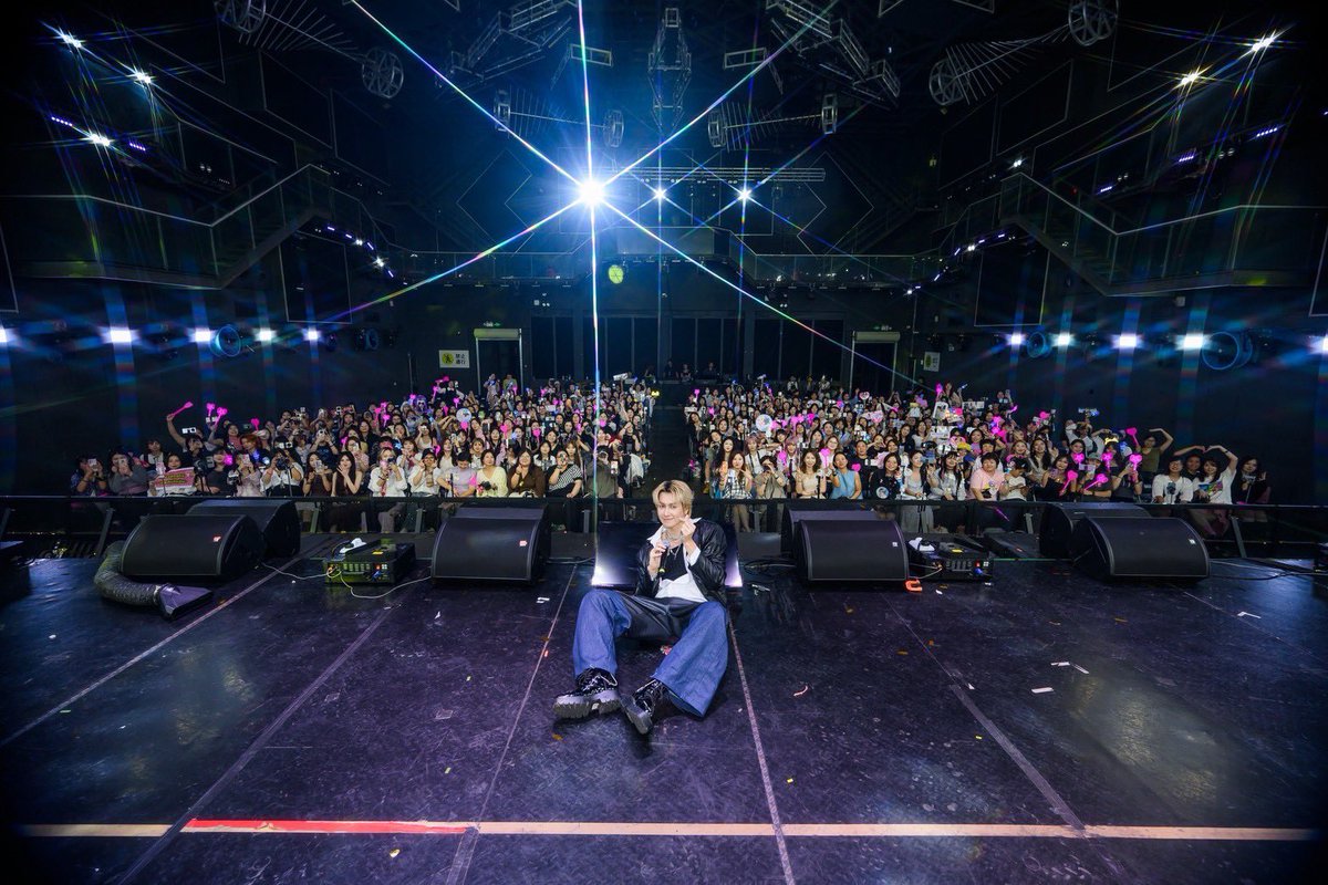 Bunterngonline's tweet photo. สมาร์ท CSNP” สร้างปรากฏการณ์! จัดแฟนมีตติ้ง SOLO อัลบั้ม “CALL ME CSNP” ครั้งแรกที่หนานหนิง โชว์สกิลร้องเพลงจีนสุดประทับใจ
ทำเอาแฟน ๆ ชาวจีนกรี๊ดสนั่น! เมื่อศิลปินสุดฮอต CSNP (สมาร์ท ชิษณุพงศ์) ได้เดินทางไปจัดกิจกรรม แฟนมีตติ้ง SOLO อัลบั้ม “CALL ME CSNP” ครั้งแรก ณ เมืองหนานหนิง ประเทศจีน ซึ่งถือเป็นก้าวสำคัญครั้งแรกในฐานะศิลปินเดี่ยวที่ได้ใกล้ชิดกับแฟนคลับต่างประเทศอย่างเป็นทางการ พร้อมเซอร์ไพรส์โชว์เพลงจีนสุดพิเศษ โดยบรรยากาศภายในงานเต็มไปด้วยความอบอุ่น คึกคัก แจกลายเซ็นแฟน ๆ ที่มาร่วมงานกันแน่นฮอลล์อย่างใกล้ชิด เรียกว่าเป็นการเริ่มต้นการโปรโมตอัลบั้มแรกของ CSNP ในตลาดต่างประเทศอย่างสวยงาม และตอกย้ำถึงความนิยมที่เพิ่มขึ้นอย่างรวดเร็วในระดับนานาชาติอีกด้วย
เพิ่มเติม▶️https://t.co/BwM5mHHmv0
#csnp
#smartcsnp
#smartchisanupong
#บันเทิงไทยออนไลน์
#bunterngthaionline