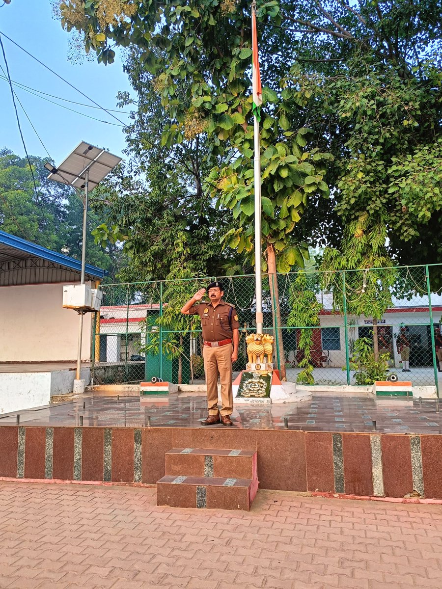 lalitpurpolice's tweet photo. #ASP_lalitpur @kaloosingh द्वारा रि0पु0ला0, ललितपुर में मंगलवार की परेड की सलामी लेकर रिक्रूट आरक्षियों के प्रशिक्षण का सूक्ष्मता से निरीक्षण किया गया एवं अर्दली रुम कर सम्बन्धित को आवश्यक दिशा-निर्देश दिए गए। https://t.co/1FDA9HeLIx