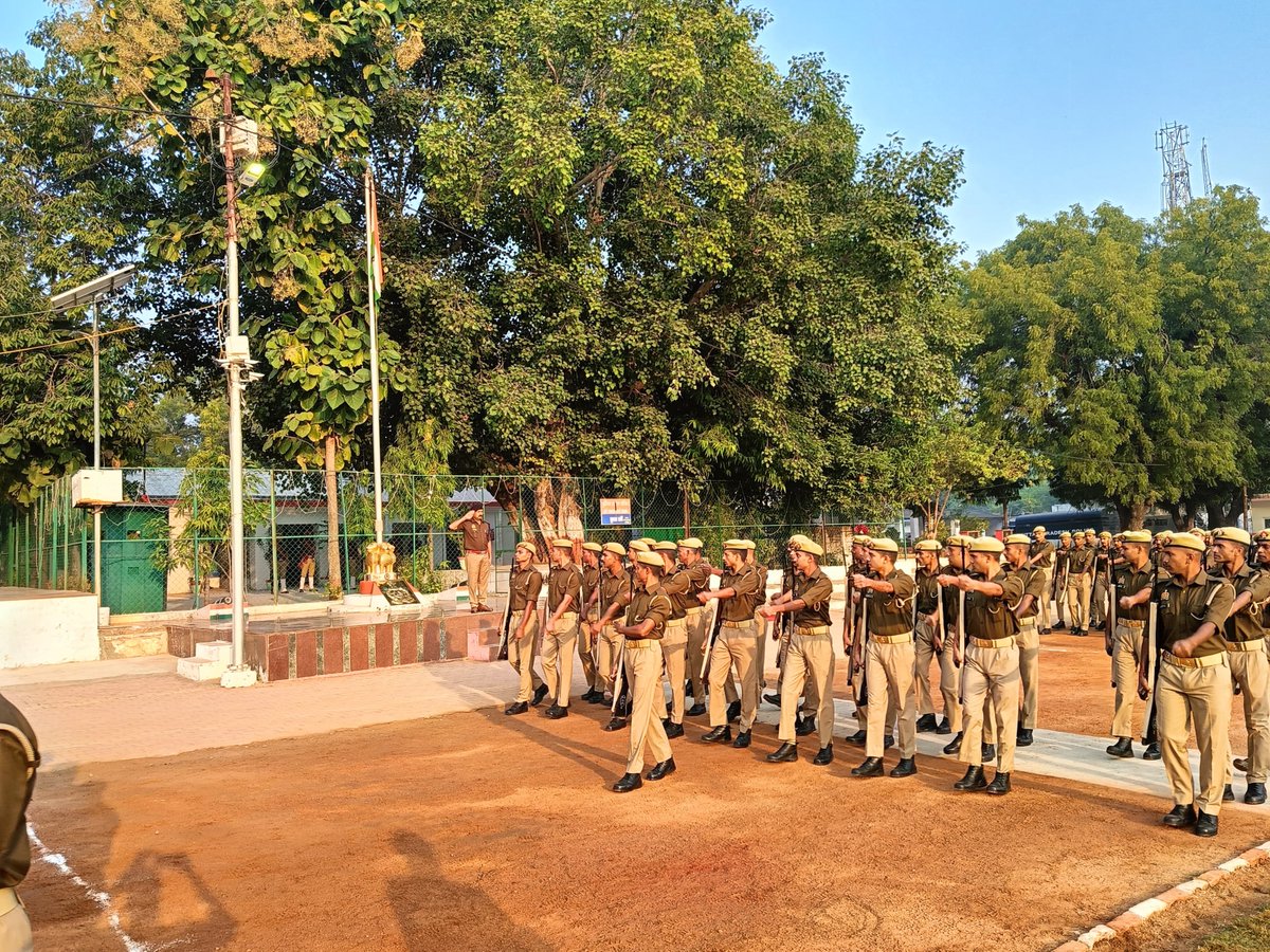 lalitpurpolice's tweet photo. #ASP_lalitpur @kaloosingh द्वारा रि0पु0ला0, ललितपुर में मंगलवार की परेड की सलामी लेकर रिक्रूट आरक्षियों के प्रशिक्षण का सूक्ष्मता से निरीक्षण किया गया एवं अर्दली रुम कर सम्बन्धित को आवश्यक दिशा-निर्देश दिए गए। https://t.co/1FDA9HeLIx