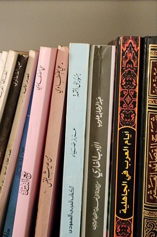 ArwaLaf's tweet photo. صباح الخير لكل من يقرأ الآن، ويميل لوصف نفسه بأنه صديقٌ للقراءة، هذا الحساب لك، وأنا هنا من أجلك، من أجل نقل تجربتي في إدارة الأندية القرائية، فهلمَّ سعادةً ولا تدخر جهداً في سبيل حصولك على وقت تنفرد به مع صفحة من كتاب. https://t.co/swtpTKMeVS