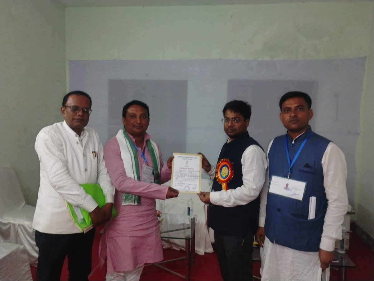 जिन्हें लगता है मोदी-नीतीश ने बिहार चुनाव निष्पक्ष तरीके से जीता है, खास उनके लिए यह पोस्ट है एक बार जरूर पढ़ें 👇

काउंटिंग के आखिरी राउंड में फैसल रहमान जीत चुके थे लेकिन रात के 12 बजे तक सर्टिफिकेट नहीं दिया गया था दिल्ली और पटना के दवाब में।

जब मोतिहारी और ढाका के हम जैसे