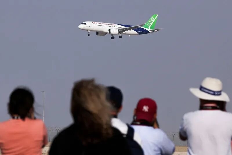 ShanghaiEye's tweet image. 🛫️👏China’s homegrown passenger jet #C919 by #COMAC debuts at the Middle East’s biggest #airshow with a flying display in #Dubai