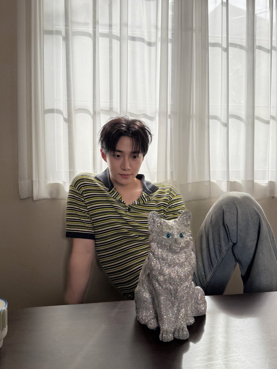 follow_leejunho's tweet image. LEE JUNHO 2026 SEASON&apos;S GREETINGS
[LAZY HOURS] ⏰

🗓️ PRE-ORDER
- 2025.11.20 (THU) 23:59 (KST)

🔗 사운드웨이브
bit.ly/4hQMsDr

🔗 알라딘
bit.ly/43e7jL3

🔗 YES24
bit.ly/4onnUEN

🔗 위버스샵
bit.ly/4oVIdZy

🔗 애플뮤직
bit.ly/3LxPaSq…