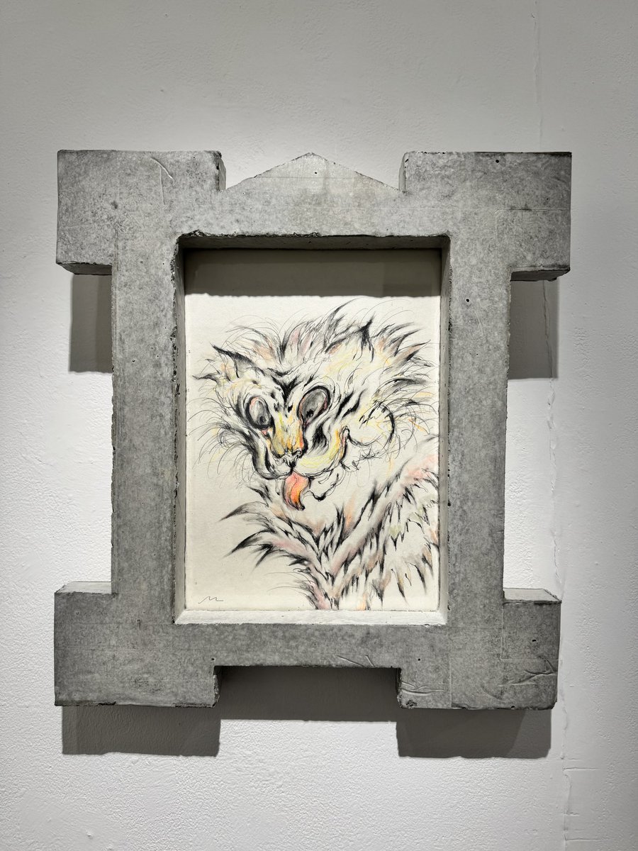 HAMADARAKA個展『AKGALSLAMAMIK』今日もオープン。常に新しい事に挑戦するHAMADARAKAの新作ドローイングはオリジナルのモルタルフレーム付き！がっちりと固められた額に収まりきらない躍動感溢れるドローイングをお楽しみください。本日も20時まで。mograg.com