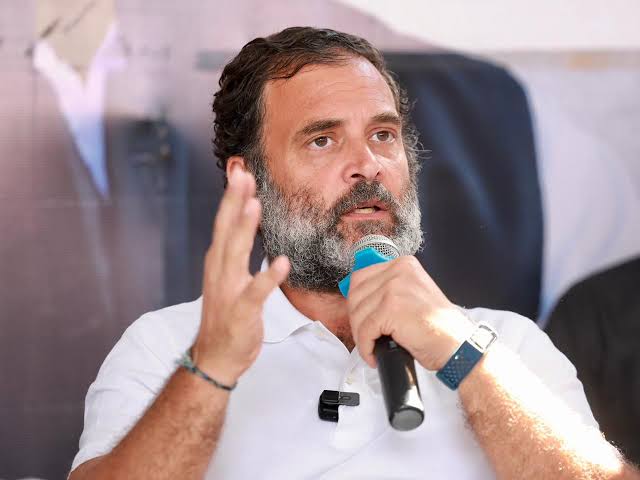 Imdineshpurohit's tweet image. नेता विपक्ष @RahulGandhi जी ने एक बार प्रेस कॉन्फ्रेंस में साफ कहा था.. 👇

&quot;हिटलर भी चुनाव जीत जाता था, क्योंकि जर्मनी की सारी संस्थाएं उसके कंट्रोल में थीं। पूरा सिस्टम, पूरा ढांचा, पैरामिलिट्री.. सब उसके इशारे पर चलता था।&quot;

और फिर उन्होंने कटाक्ष करते हुए कहा था कि &quot;अगर इसी…